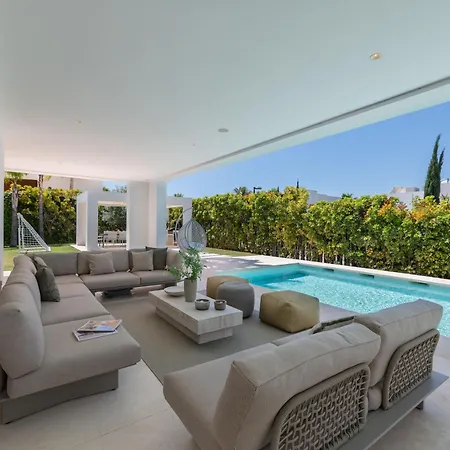 Villa Vacation I Jomo, New Built Villa, Rooftop Jacuzzi, Heated Pool *