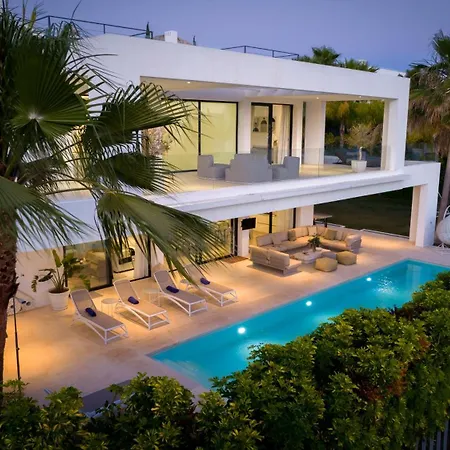 Vacation I Jomo, New Built Villa, Rooftop Jacuzzi, Heated Pool *
