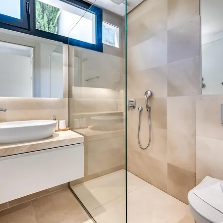 Villa Vacation I Jomo, New Built Villa, Rooftop Jacuzzi, Heated Pool