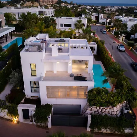 Vacation I Jomo, New Built Villa, Rooftop Jacuzzi, Heated Pool Villa Marbella