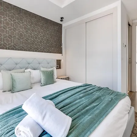 Vacation I Jomo, New Built Villa, Rooftop Jacuzzi, Heated Pool Marbella