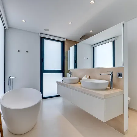 Villa Vacation I Jomo, New Built Villa, Rooftop Jacuzzi, Heated Pool