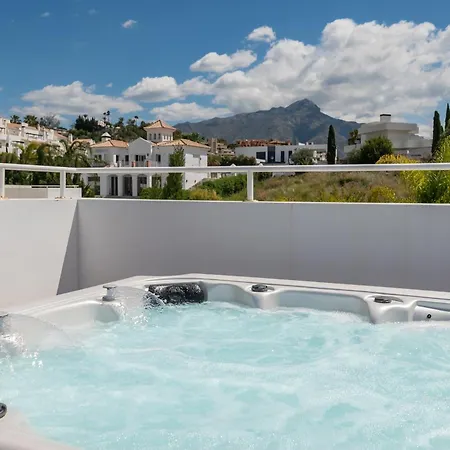Vacation I Jomo, New Built Villa, Rooftop Jacuzzi, Heated Pool Villa Marbella